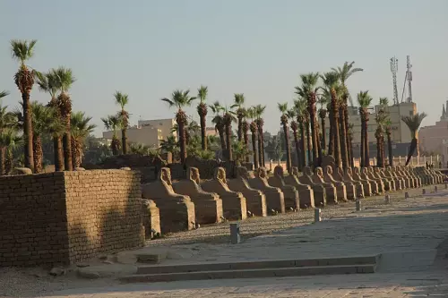 Monumente an Straße in Luxor