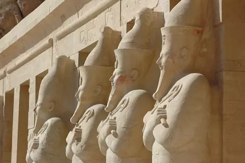 Figuren an Tempel in Ägypten