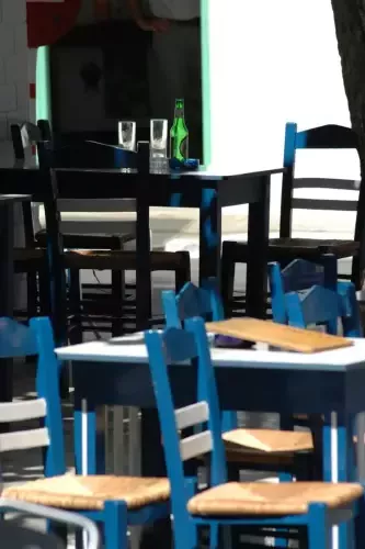Stühle in griechischem Lokal